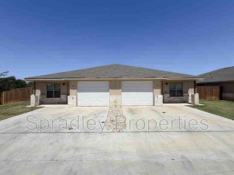 1012 Llano Ct Apt A - Photo 2 of 19