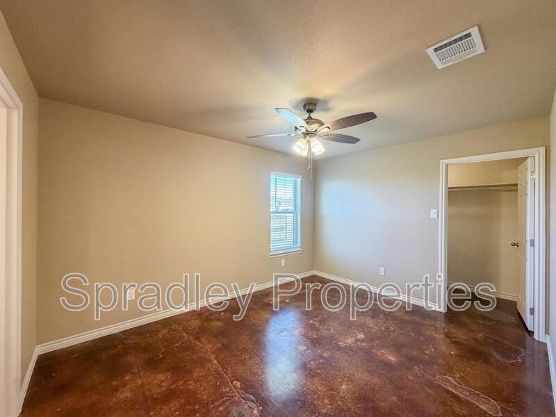 1047 Edwards Dr Apt B - Photo 2 of 18