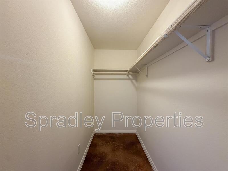 1047 Edwards Dr Apt B - Photo 4 of 18
