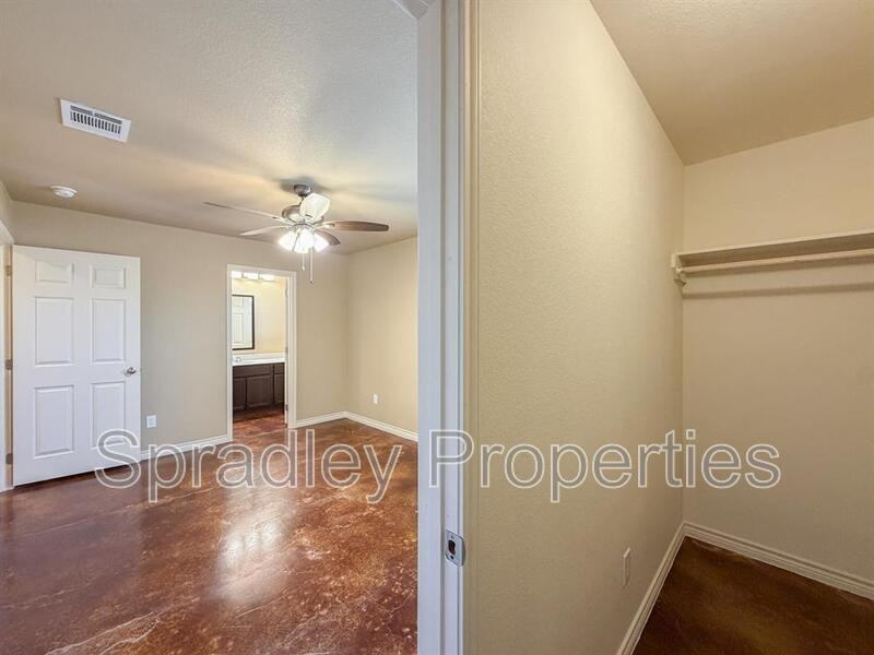 1047 Edwards Dr Apt B - Photo 5 of 18
