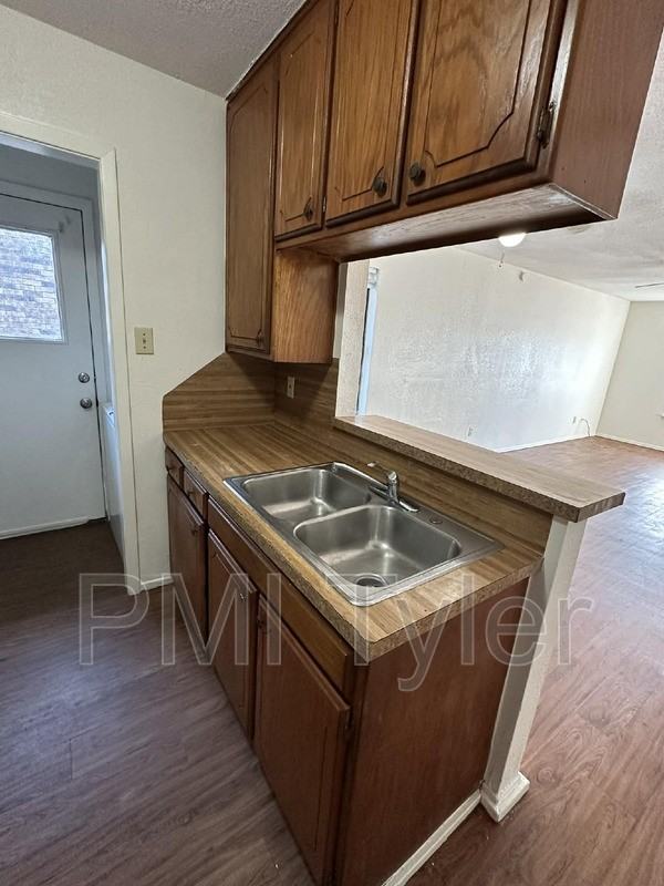 2815 W Shaw St - Photo 2 of 5