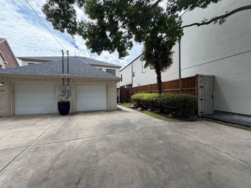 1927 Summit Ave - Photo 2 of 22