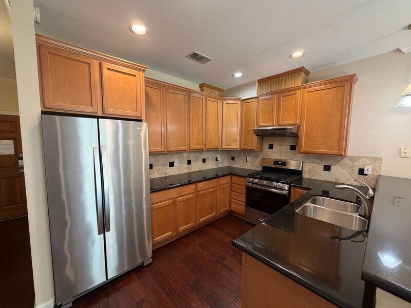 1927 Summit Ave - Photo 6 of 22