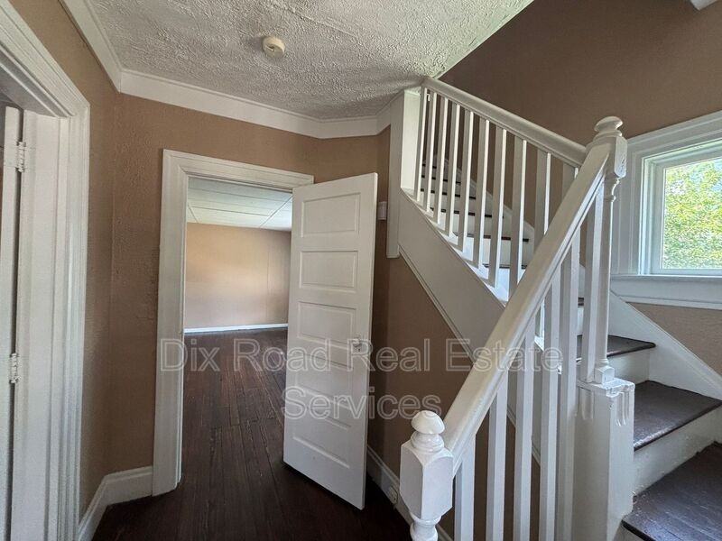 112 Heaton Ave - Photo 5 of 26