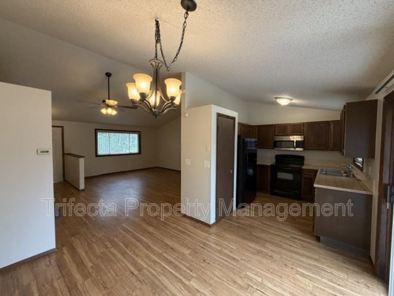 2718 Garden Dr - Photo 5 of 25
