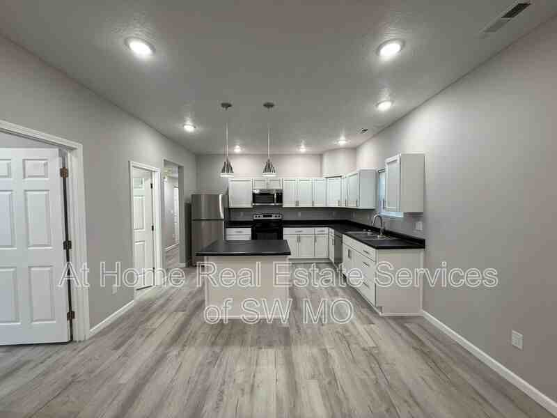 805 S Douglas Ave - Photo 3 of 13