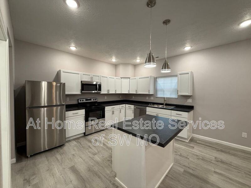 805 S Douglas Ave - Photo 4 of 13