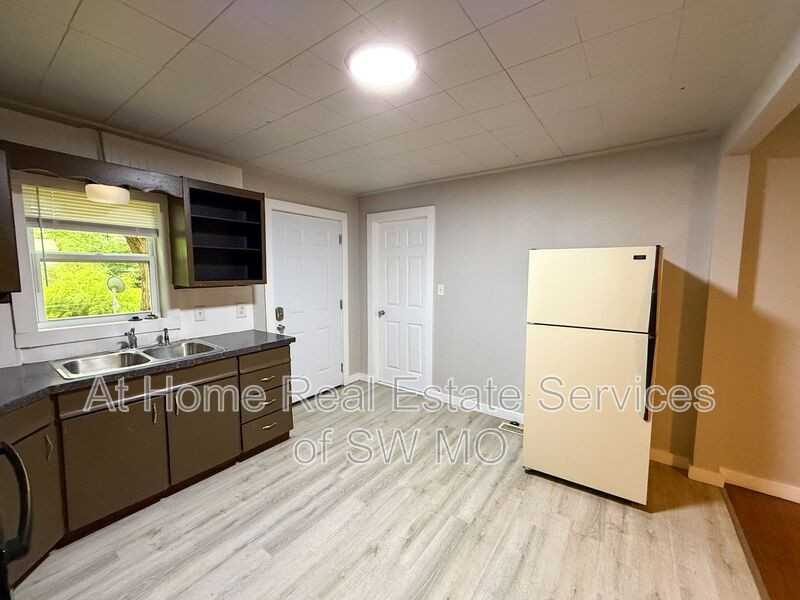 1520 E Nora St - Photo 2 of 10