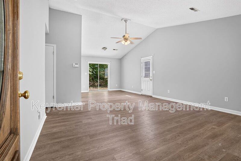 151 Laura Ave - Photo 3 of 33