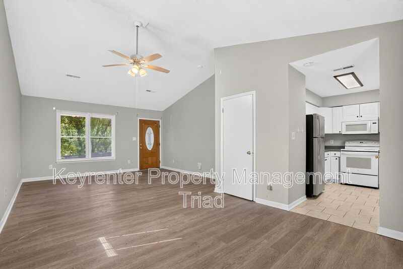 151 Laura Ave - Photo 4 of 33