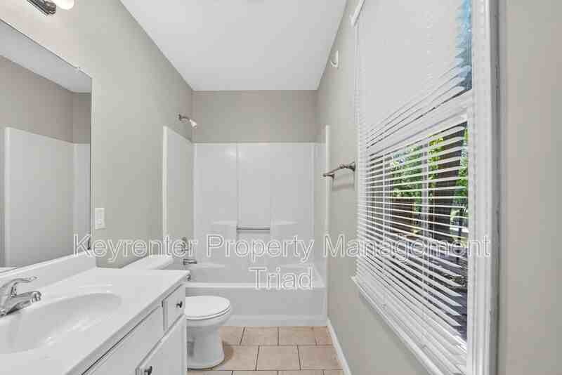 151 Laura Ave - Photo 5 of 33