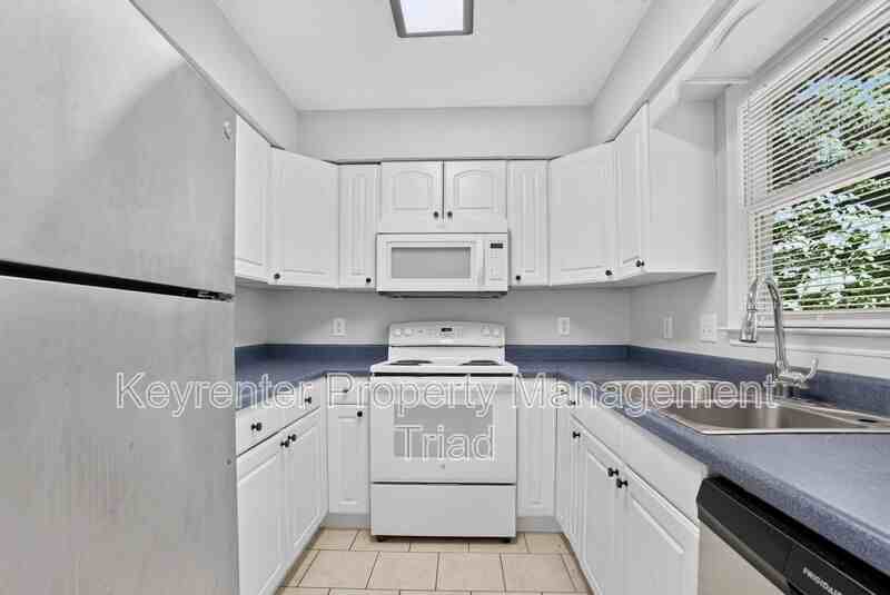 151 Laura Ave - Photo 7 of 33