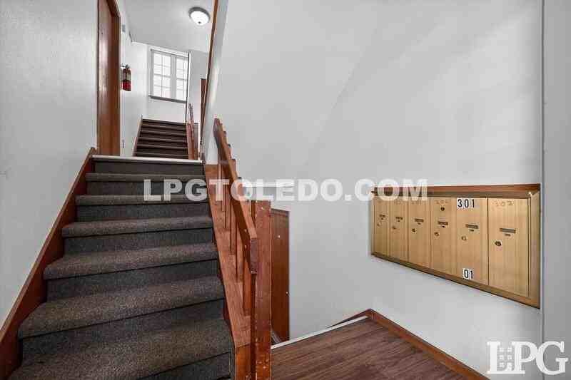 811 Hilltop Ln - Photo 6 of 25