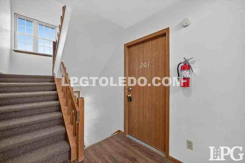 811 Hilltop Ln - Photo 7 of 25