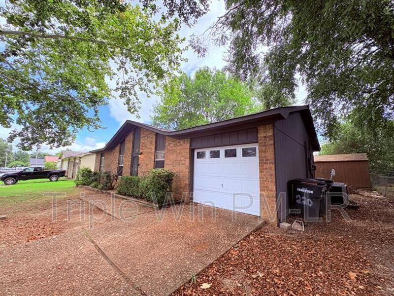 220 Randall Dr - Photo 3 of 41