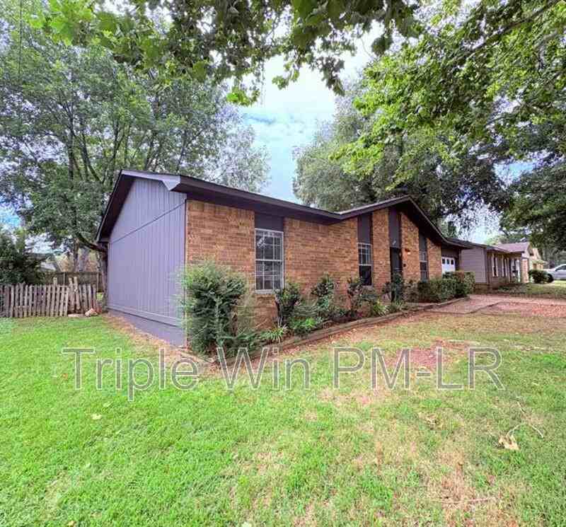 220 Randall Dr - Photo 4 of 41