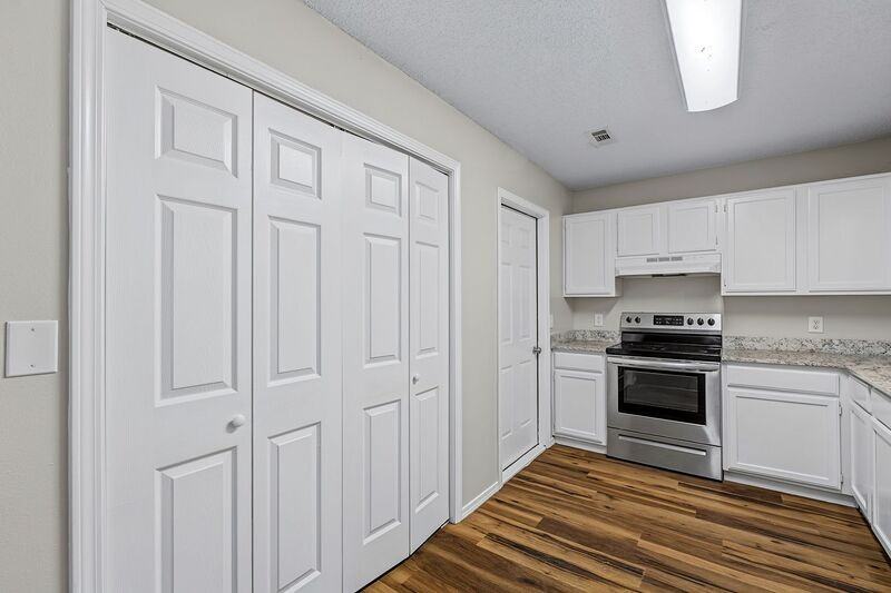 302 Parkcrest Dr - Photo 2 of 15