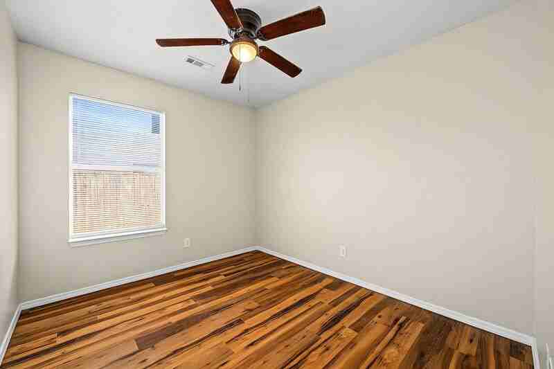 302 Parkcrest Dr - Photo 4 of 15