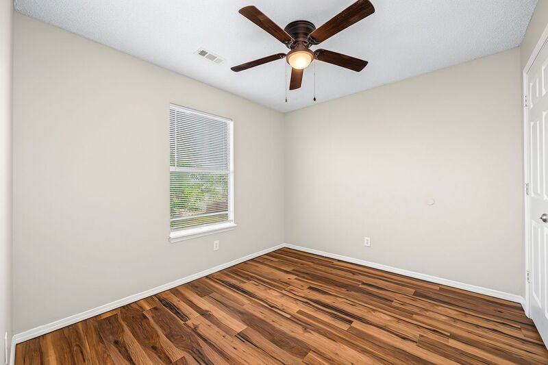 302 Parkcrest Dr - Photo 5 of 15