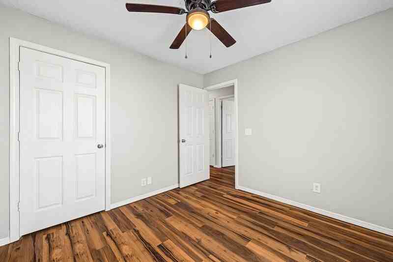 302 Parkcrest Dr - Photo 7 of 15