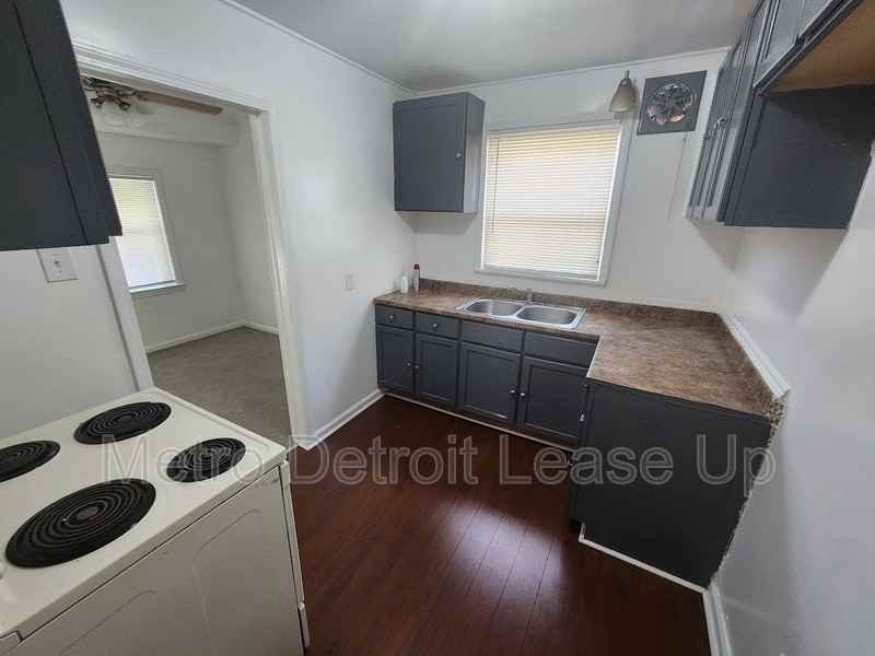 19455 Avon Ave - Photo 3 of 11