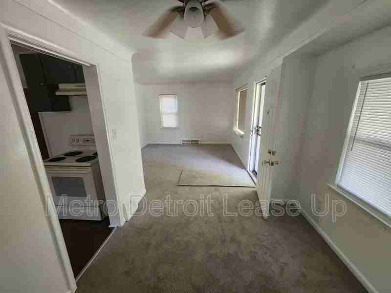 19455 Avon Ave - Photo 4 of 11