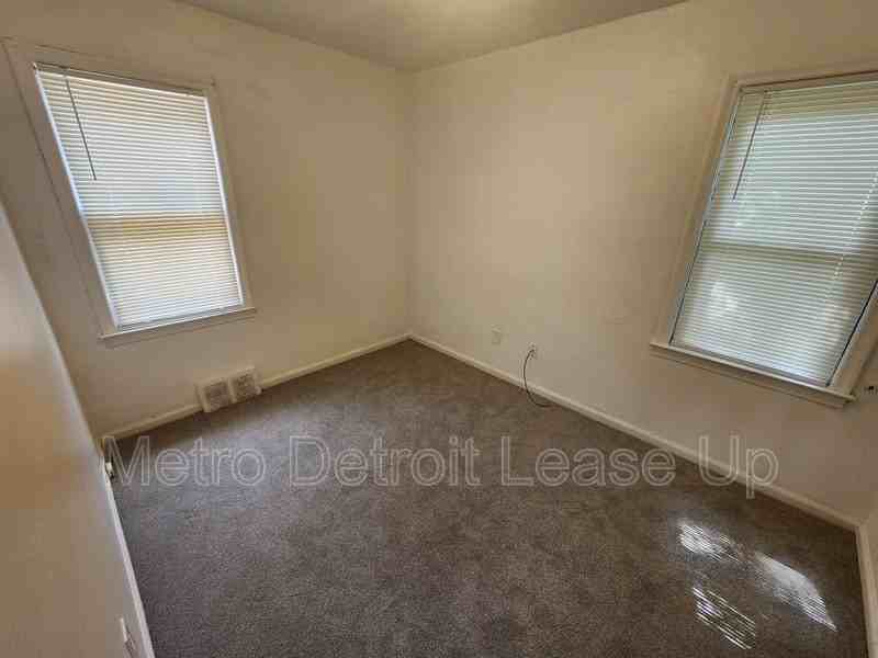 19455 Avon Ave - Photo 7 of 11