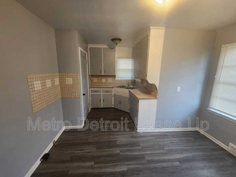 20025 Hubbell St - Photo 2 of 10