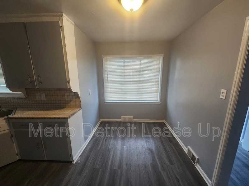 20025 Hubbell St - Photo 3 of 10