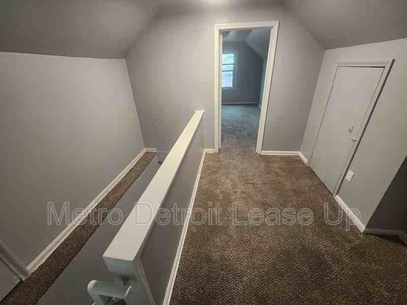 20025 Hubbell St - Photo 7 of 10