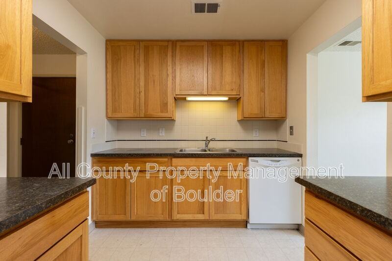 600 Manhattan Dr #5B - Photo 4 of 19