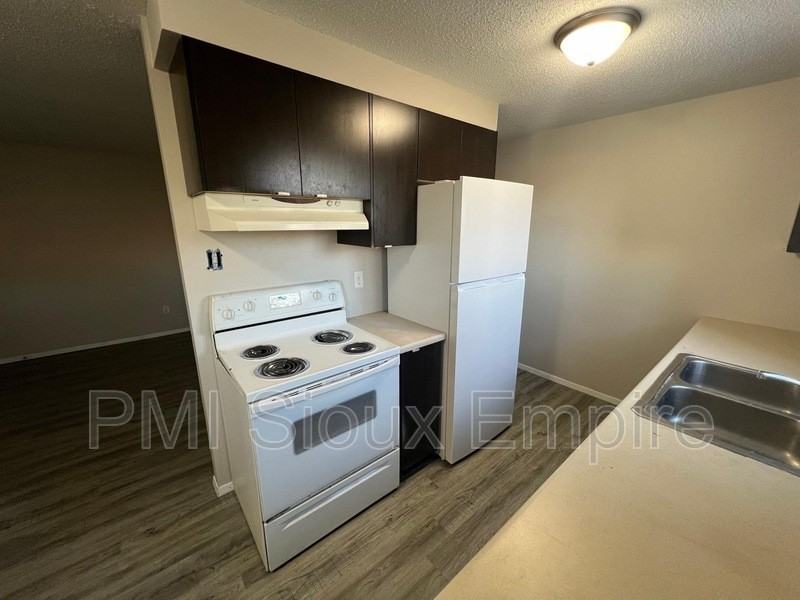 440 S Western Ave #6 - Photo 3 of 8