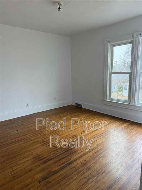 534 1/2 E Wyandotte St - Photo 3 of 7