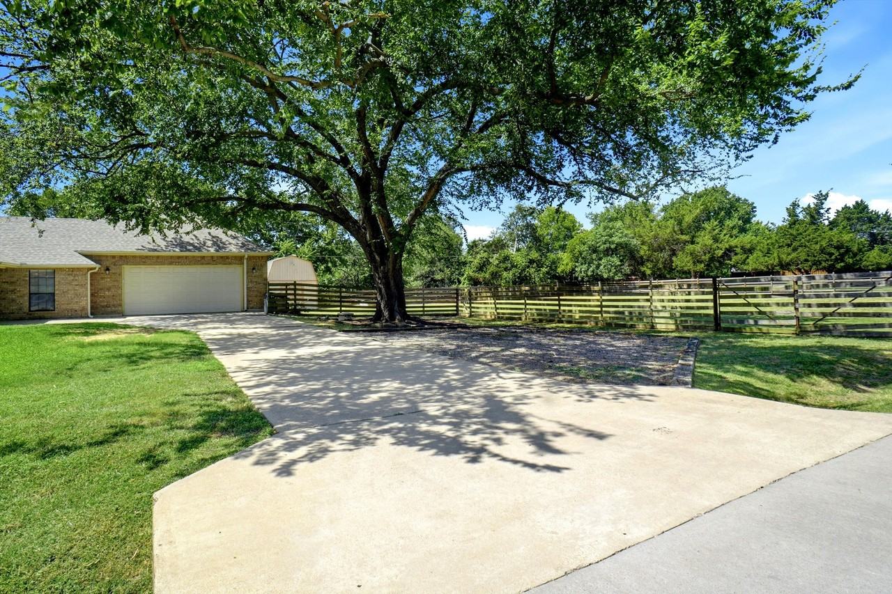 2412 Emerald Cir #1 - Photo 3 of 40
