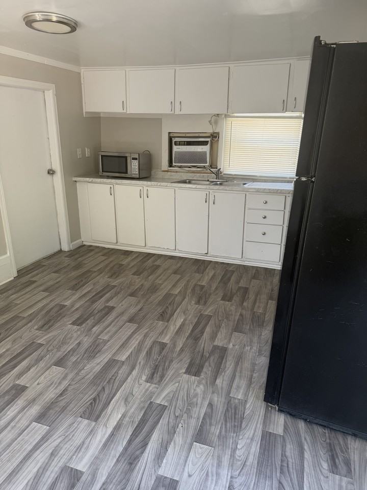 923 W Lee Rd #6 - Photo 2 of 6