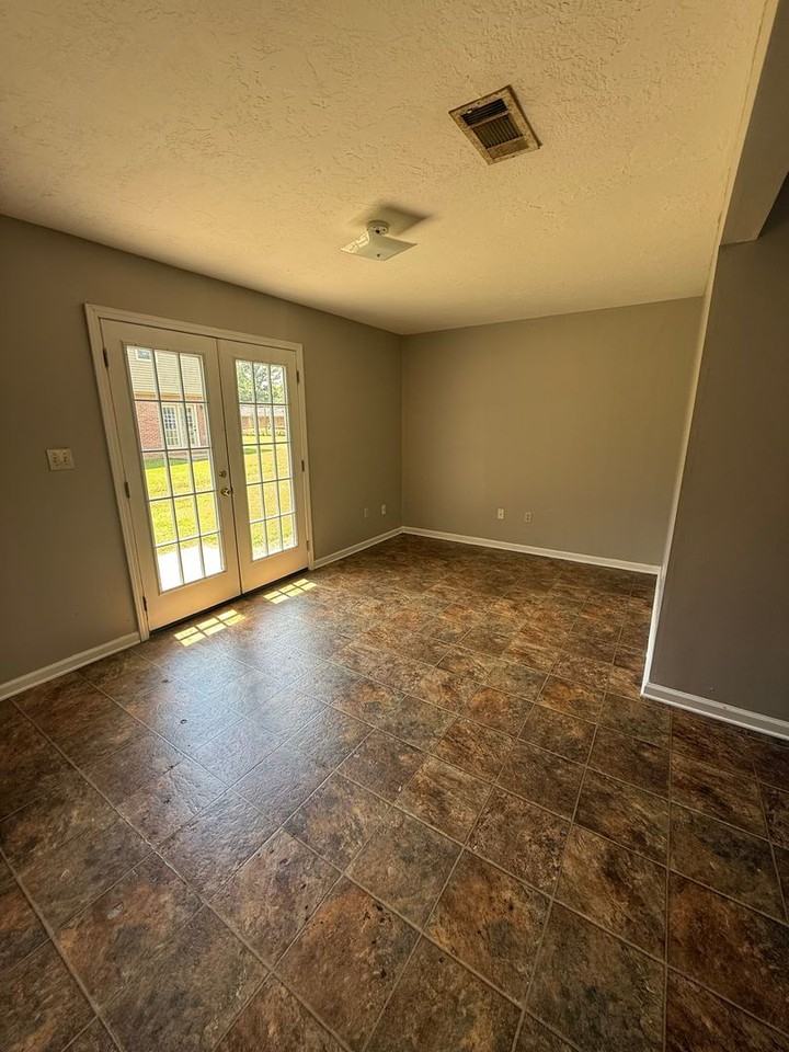 154 W Peach St Apt C4 #C4 - Photo 4 of 10
