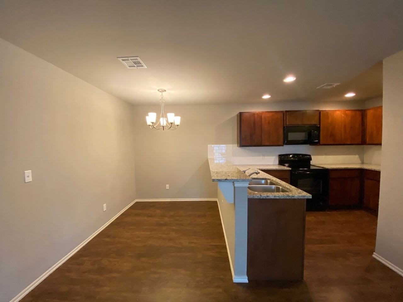 793 Sw 13th St - Photo 4 of 25