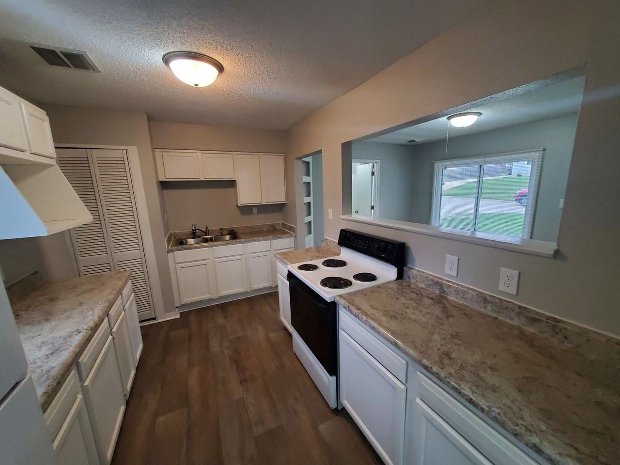 215 Leland Ave - Photo 4 of 17