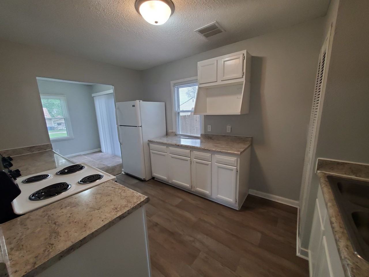 215 Leland Ave - Photo 5 of 17
