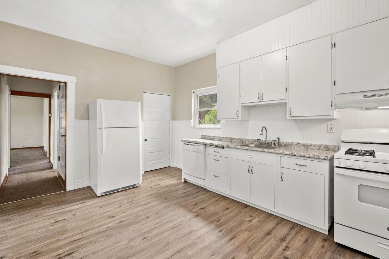 447 Elm Rd - Photo 6 of 18