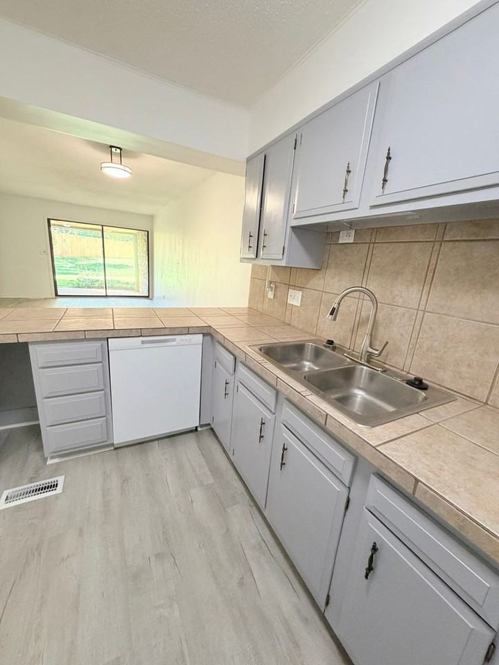 134 Colony Dr - Photo 2 of 20