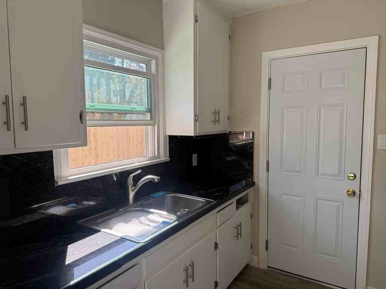 522 N Ditmar St - Photo 4 of 11