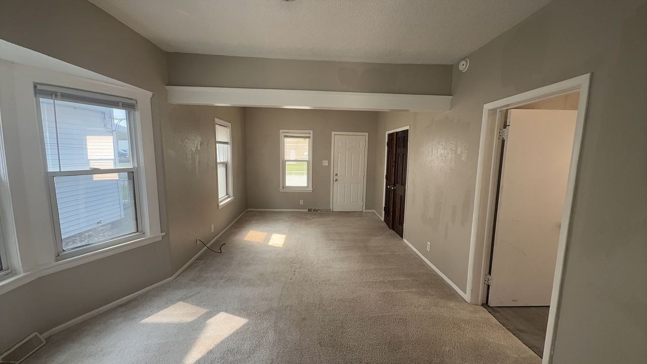 216 W Sylvania Ave - Photo 4 of 14