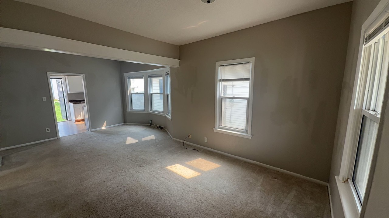 216 W Sylvania Ave - Photo 5 of 14