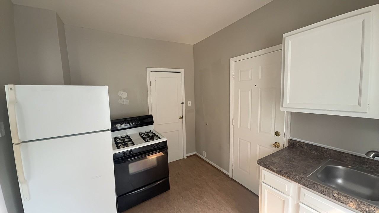216 W Sylvania Ave - Photo 6 of 14