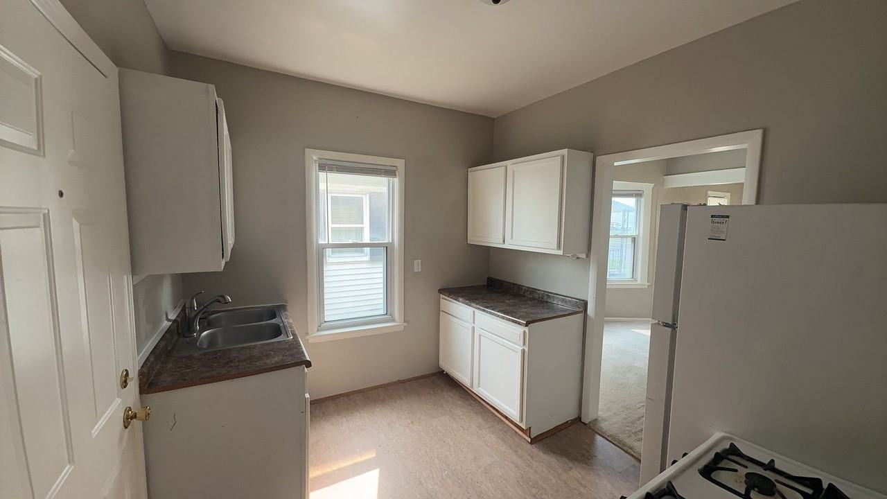 216 W Sylvania Ave - Photo 7 of 14