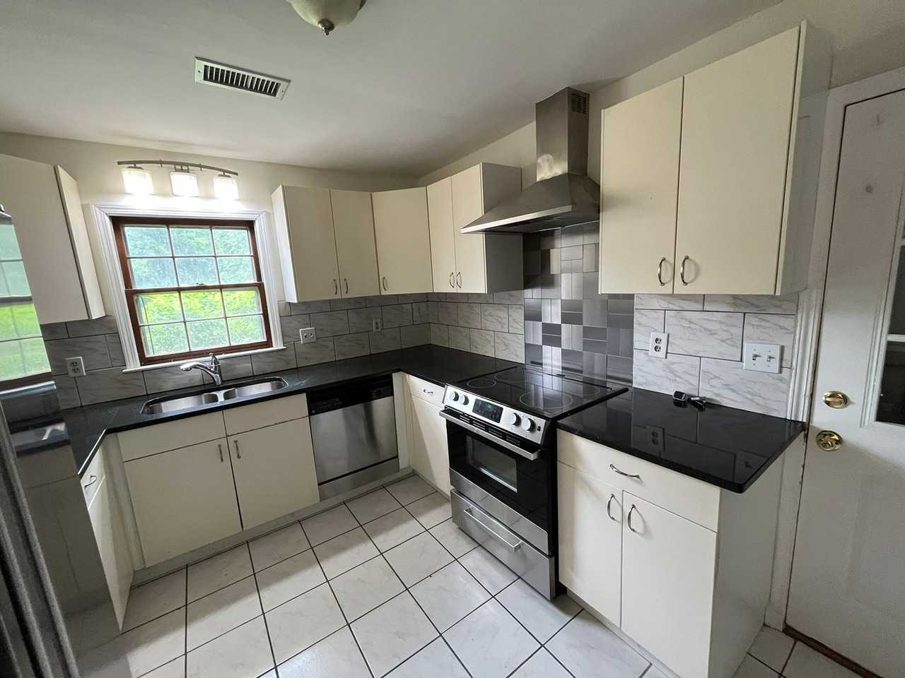 3911 Curry St - Photo 4 of 42