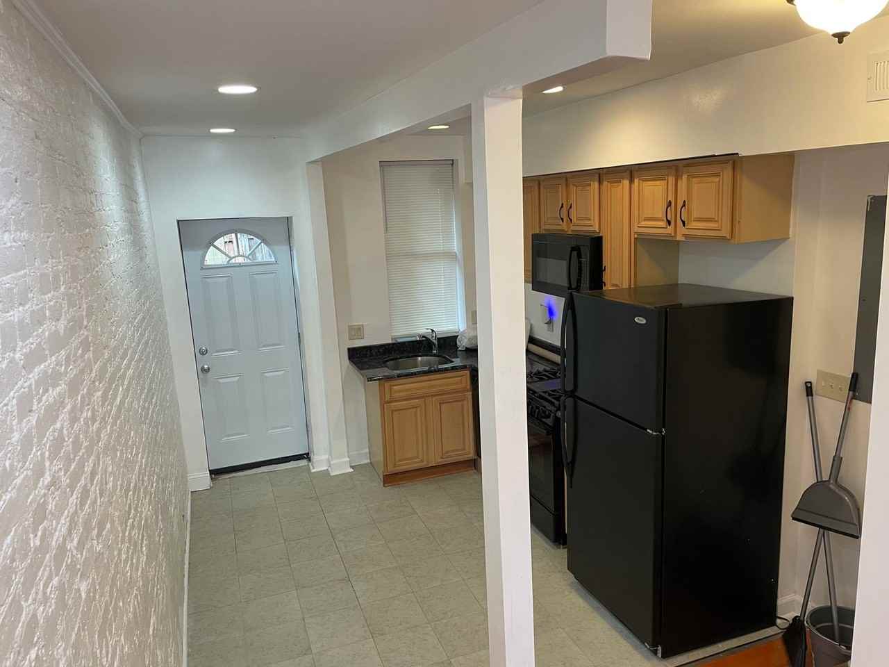 864 Carroll St - Photo 5 of 23