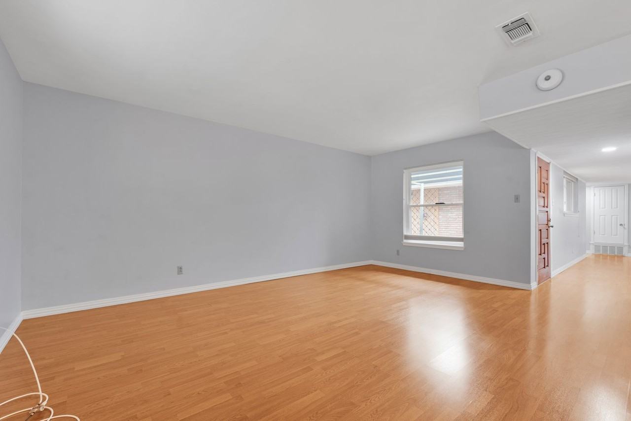 9827 Astronaut Dr - Photo 3 of 20