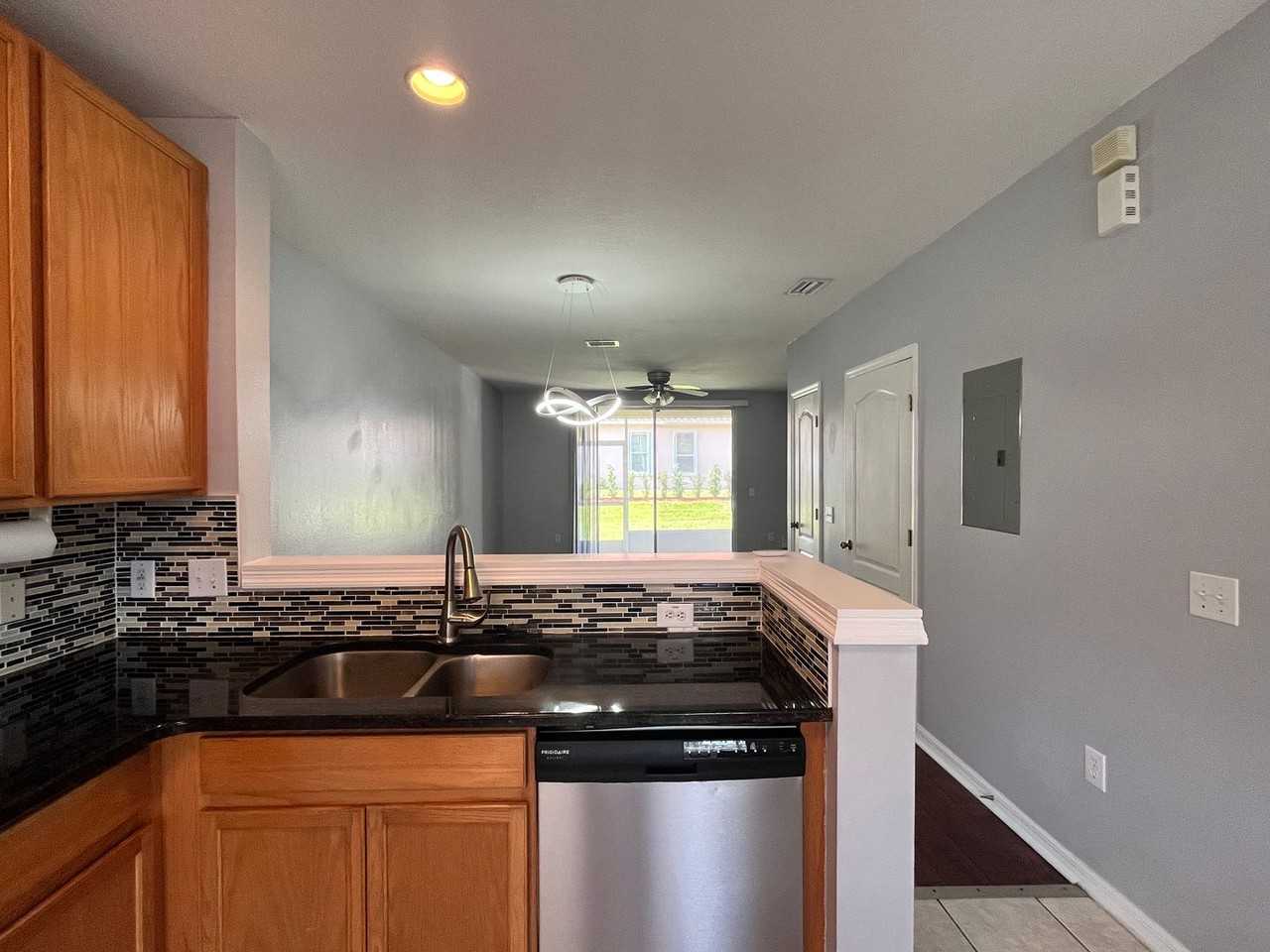 1306 Hampton Park Ln - Photo 3 of 13